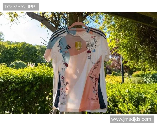 女足球明星球衣的魅力与影响力探讨:从时尚到运动的完美结合